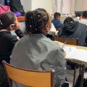 "Alerte ! Parents et profs se mobilisent pour sauver l'école Al-Kindi privée de subventions"