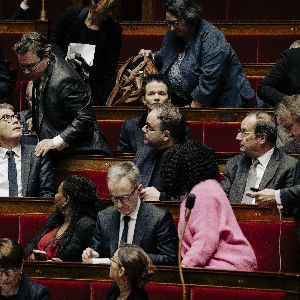 "Conflit entre socialistes et insoumis suite à une décision de non-censure"