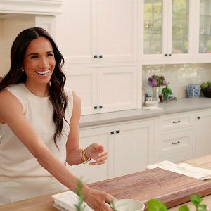 "De Buckingham à Netflix : Meghan Markle métamorphosée en femme active pour sa nouvelle série culinaire"