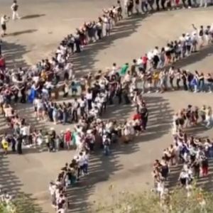 "Défi insolite en Bretagne : Landerneau vise le record du monde de la plus grande chenille humaine"