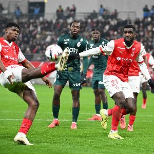 "Deux footballeurs confrontés à l'exil : leur parcours inspirant vers la réussite"