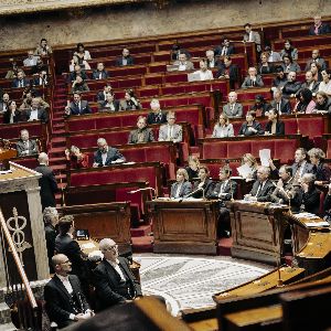 "Énorme rebondissement : François Bayrou sauve sa peau à l'Assemblée nationale"