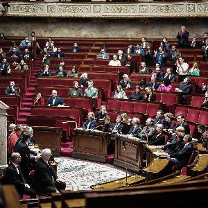 "François Bayrou sauvé in extremis de la motion de censure : les déclarations polémiques divisent la gauche"