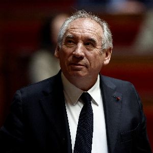 "Incroyable ! François Bayrou renonce à la carence de 3 jours pour les fonctionnaires"