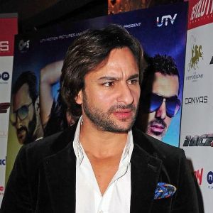 "Incroyable : Saif Ali Khan de Bollywood poignardé chez lui, hospitalisé d'urgence !"