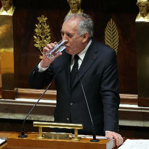 "Le Premier ministre échappe à une motion de censure : la gauche divisée, le gouvernement Bayrou survit"