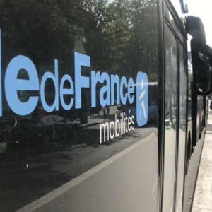 "Scandale à Paris : les bornes d'info des bus en panne, les usagers en colère !"