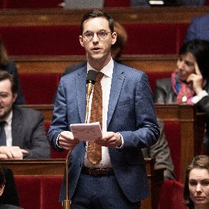 "Scandale au Parti socialiste : découvrez pourquoi huit députés ont choisi la censure malgré les consignes du groupe"