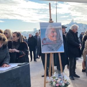 "Adieu à Nana, la poissonnière légendaire du Vieux-Port : un dernier hommage plein d'émotion"