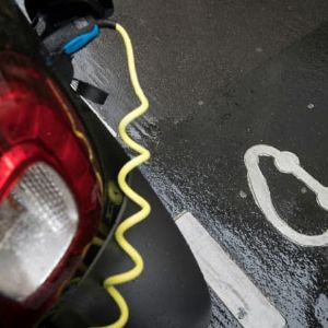 "Découvrez les secrets pour installer une borne de recharge pour votre voiture électrique à domicile !"