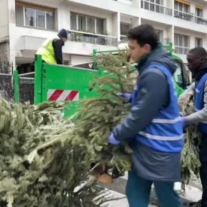 "Des bénévoles de l'Heure Civique nettoient les rues de Paris après les fêtes de Noël"