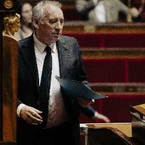 "François Bayrou orchestre les négociations sur la réforme des retraites avec les partenaires sociaux"