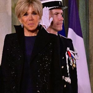 "Incroyable ! Brigitte Macron étincelle de glamour : son manteau à strass subjugue lors d'un dîner d'Etat !"