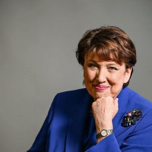 "La rencontre glaçante de Roselyne Bachelot avec Vladimir Poutine : une anecdote inédite et surprenante !"