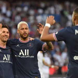 "Le clash entre Neymar et Mbappé révélé : jalousie et tensions au PSG"