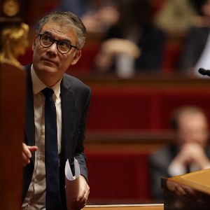 "Le coup de poker du PS pour contrer la censure et sauver Bayrou"