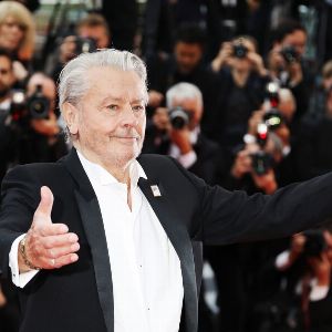 "Le scandale des photos compromettantes d'Alain Delon révélé : partouzes et mystères autour du meurtre de son garde du corps"