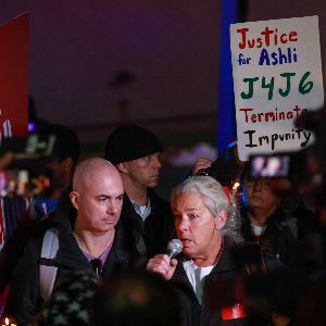 "Les insoumis du Capitole en attente de grâce : une scène captivante dans la prison de Washington DC"