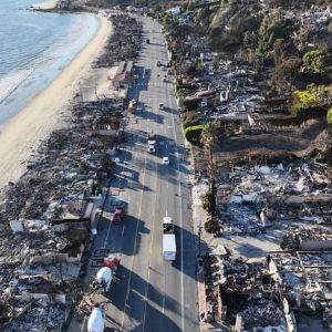 "Retour chez soi compromise pour les évacués à Los Angeles : une attente prolongée"