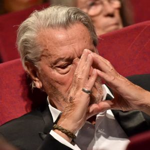 Révélation choc : Alain Delon suspecté dans le meurtre de son garde du corps, une note compromettante refait surface