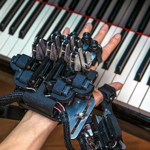 "Révolution pour les pianistes : un exosquelette de main robotique"