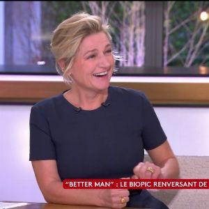 Robbie Williams fait une déclaration enflammée à Anne-Elisabeth Lemoine sur le plateau de C à vous !