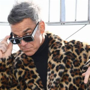 "Robbie Williams révèle un moment embarrassant avec la Reine Elisabeth II à la télévision"