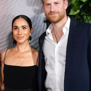 "Scandale à Los Angeles : Meghan et Harry critiqués pour leur gestion des incendies, une célèbre chanteuse les attaque violemment"