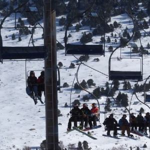 "Accident dramatique sur un télésiège des Pyrénées espagnoles : plus de 30 blessés à la station de ski Astun"