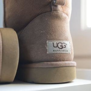 "Bataille juridique entre Deckers et UGG Since 1974 pour la marque UGG : les créateurs australiens contraints de changer de nom"