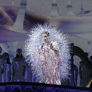 Björk dévoile son incroyable univers live à travers un livre de photos exclusives