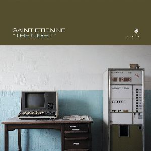 "Découvrez la collaboration entre Saint Etienne, un célèbre groupe anglais, et un photographe urbex pour leur nouvel album!"