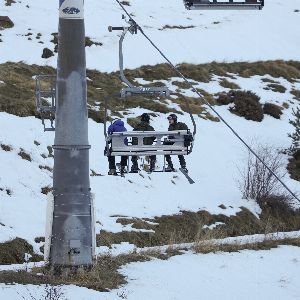 "Drame dans les Pyrénées : télésiège accidenté, 9 blessés graves près de la frontière française"