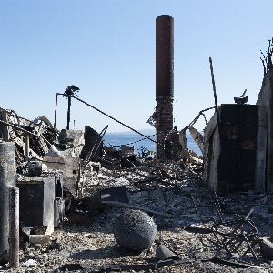 "Incendies à Los Angeles : l'enfer dévaste Malibu, témoignages poignants"