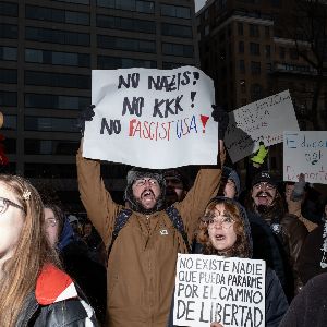 Incroyable mobilisation contre Trump : des milliers d'opposants défilent à Washington malgré les intempéries