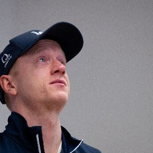 "Le biathlète numéro 1 mondial, Johannes Boe, annonce sa retraite émouvante en pleurs"