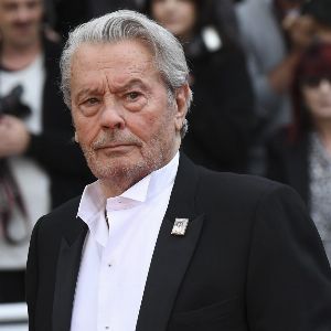 "Le scandale Alain Delon : la révélation d'une photo compromettante"