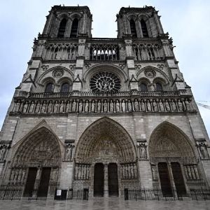 "Plus de 100 artisans décorés pour la reconstruction de Notre-Dame de Paris : une distinction exceptionnelle"