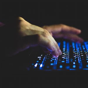 "Quand le hacking mène au crime : plongée dans l'univers terrifiant de la cybercriminalité"