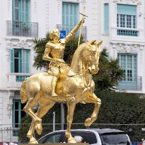 "Scandale à Nice : la statue de Jeanne d'Arc de Christian Estrosi désinstallée"