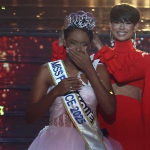 "Scandale Miss France 2025: Eve Gilles défend la polémique après la polémique Charlie Hebdo"