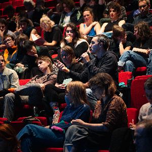 "Crise persistante aux Assises nationales de la mise en scène : le travail acharné se poursuit"