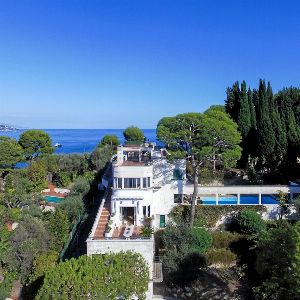 "Devenez le propriétaire de la villa La Ligne droite à Saint-Jean-Cap-Ferrat, joyau architectural moderne en vente"