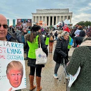 "Faible mobilisation anti-Trump à Washington : l'ombre de la marche des femmes plane"