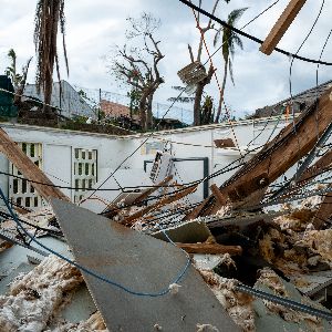 "Insolite : La reconstruction de l'école après le passage d'un cyclone à Mayotte"