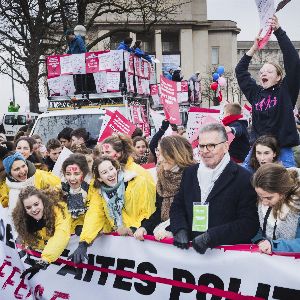 "Manifestation massive des catholiques traditionnels contre l'IVG à Paris"