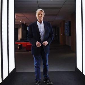 "Révélations choc : Bernard Kouchner réagit aux accusations d'agressions sexuelles visant l'abbé Pierre"