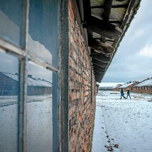 "Scandale à Auschwitz : Des Russes invités à la commémoration ? Un acte cynique selon certains."