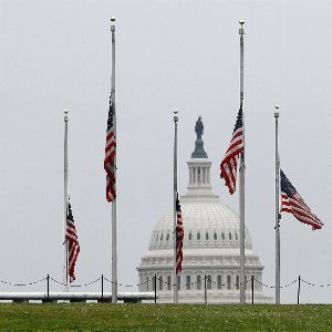 "Scandale des drapeaux en berne lors de l'investiture de Trump : quel casse-tête !"