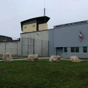 "Violente bagarre à la prison de Lyon-Corbas : deux détenus poignardés et évacués"